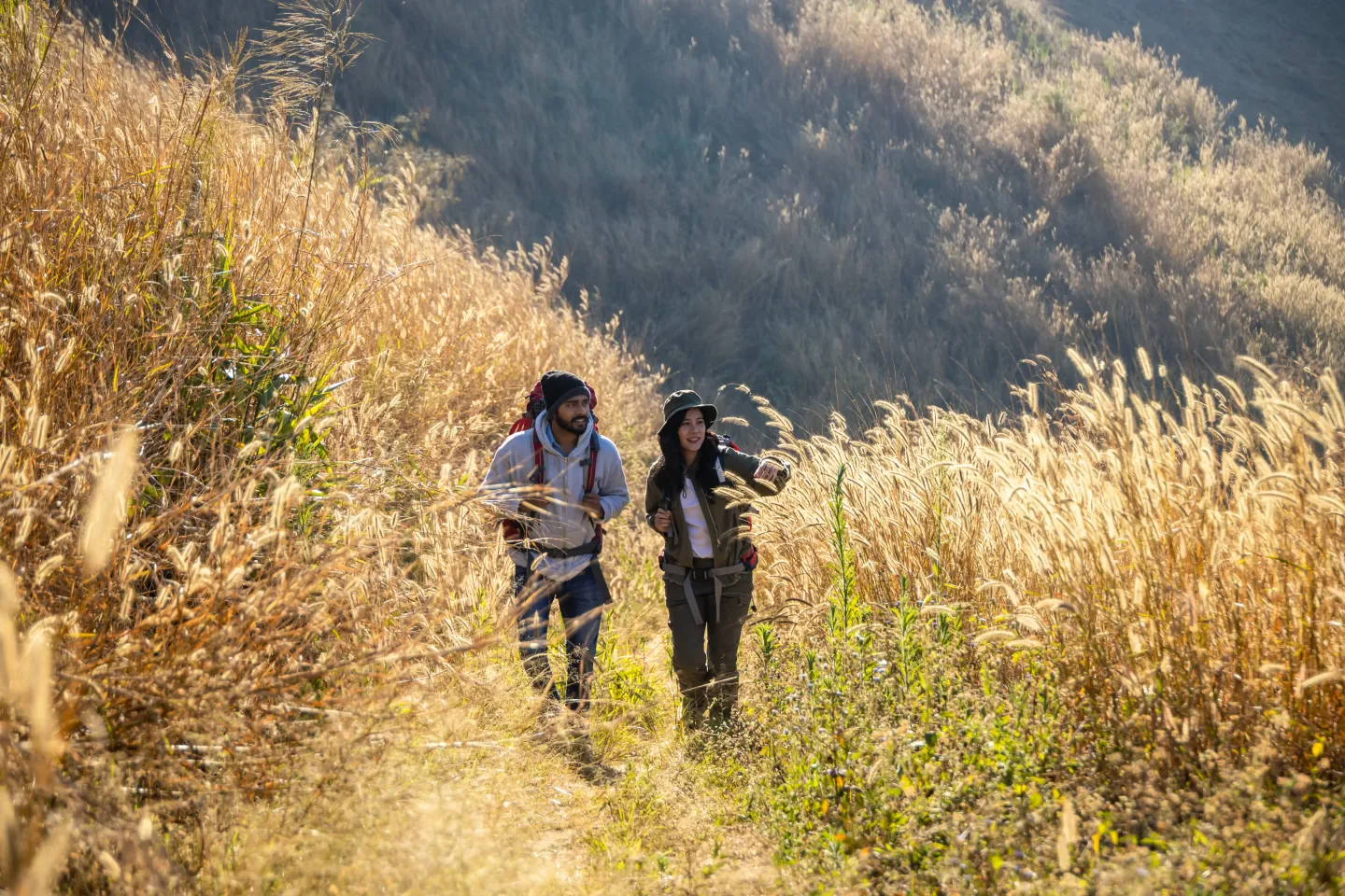 Wandelsport - happy-travelers-hiking-with-backpacks